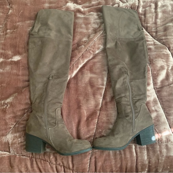 Grey Thigh-high boots - Picture 5 of 8